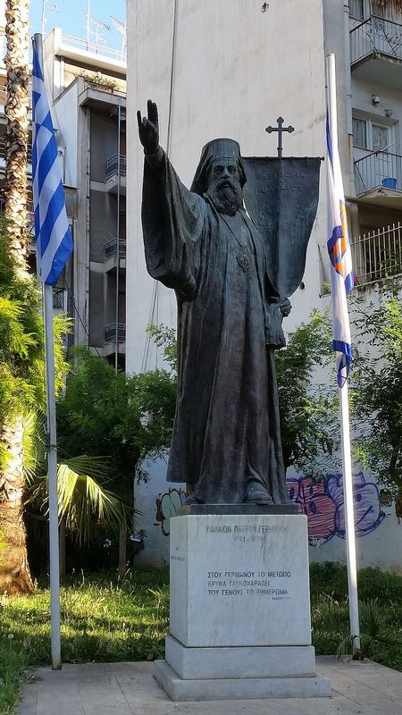 Το άγαλμα του Παλαιών Πατρών Γερμανού στο Πασαλιμάνι